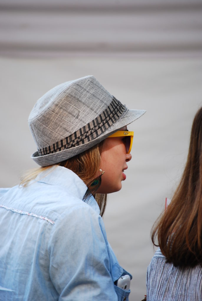dziewczyna w szarym kapeluszu