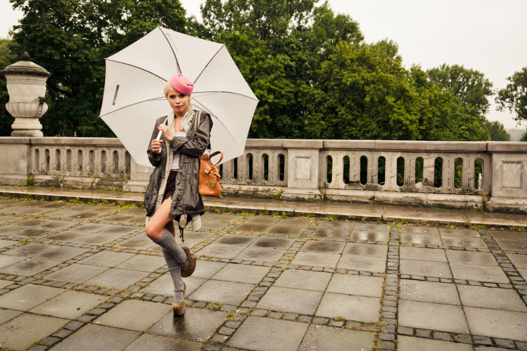 ania pozuje pod białym parasolem na moście niedaleko łazienek