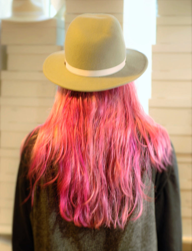 kobieta z różowymi włosami w jasnym kapeluszu