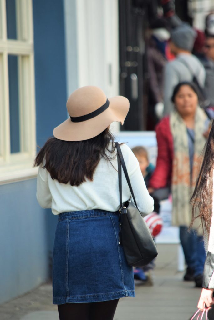 kapelusze i londyńska moda typu casual