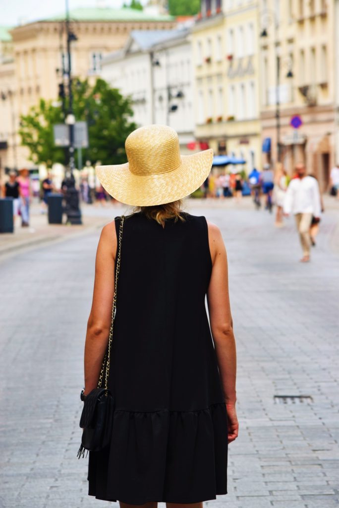 spacer na krakowskim przedmieściu w letnim kapeluszu