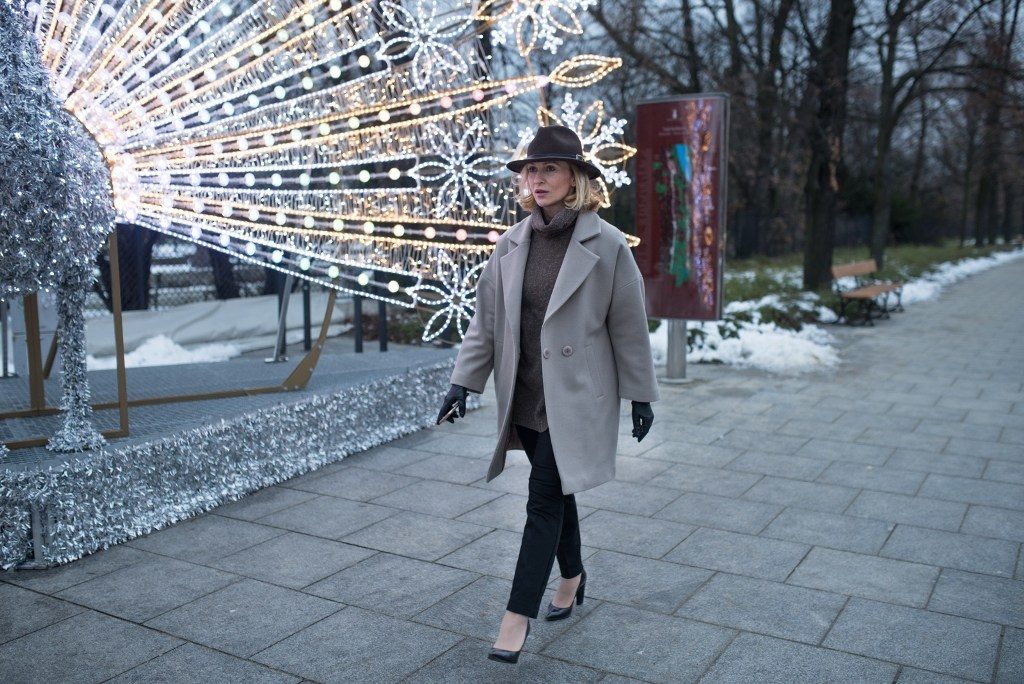 kobieta w eleganckim kapeluszu w parku