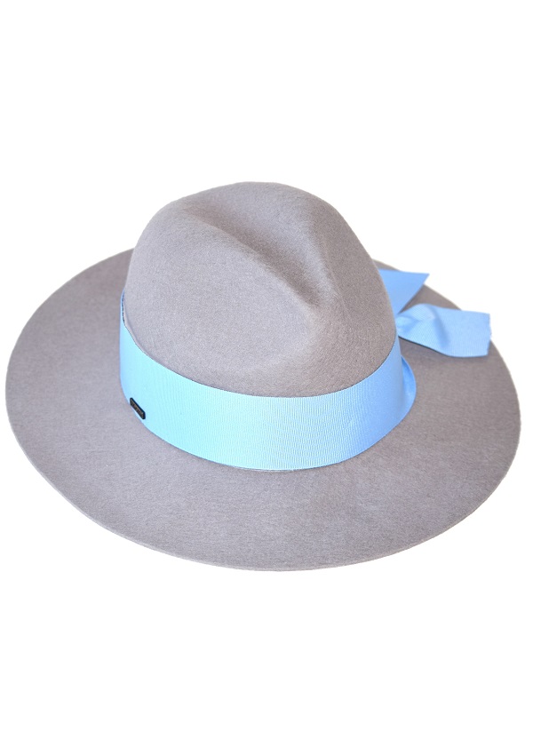 kapelusz z niebieską wstążką indy