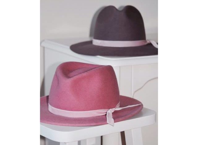 kapelusze z różowymi wstążkami