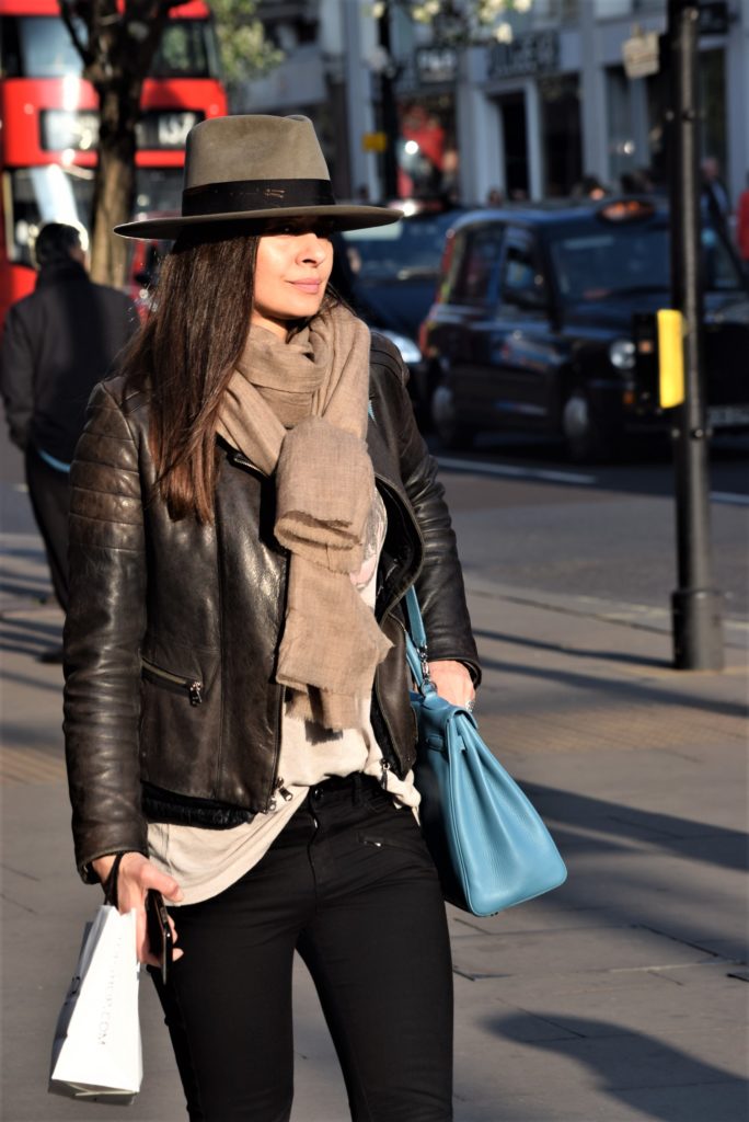 kobieta w kapeluszu na londyńskiej ulicy