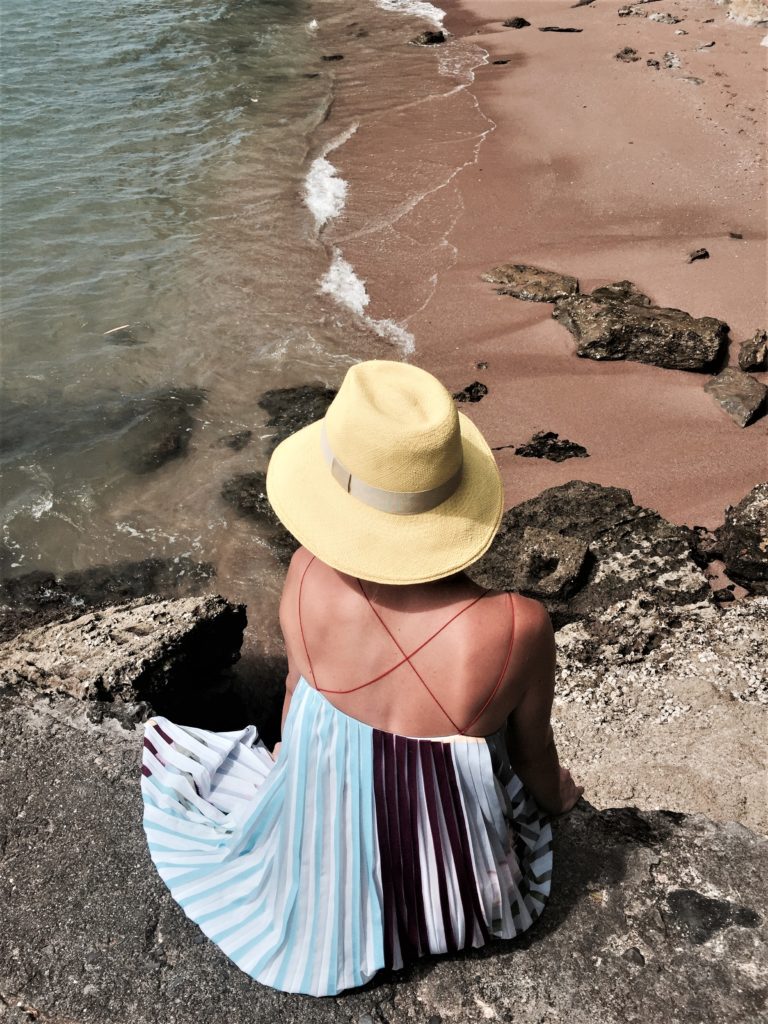 modelka w kapeluszu panama na plaży