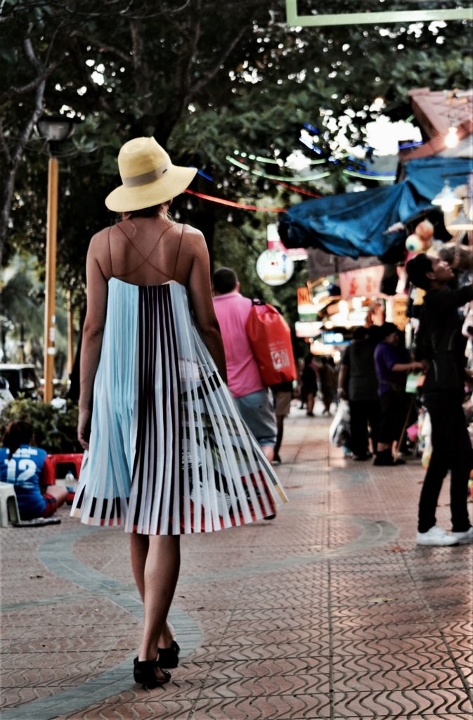 kobieta w tajlandii w kapeluszu na lato