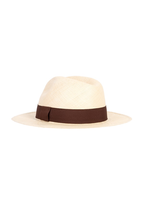 kapelusz z brązowym paskiem panama