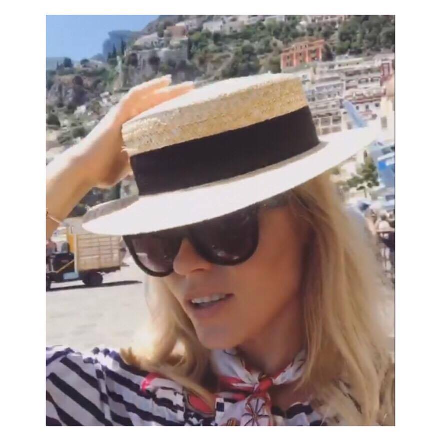 ania w kapeluszu kanotier na włoskich wakacjach